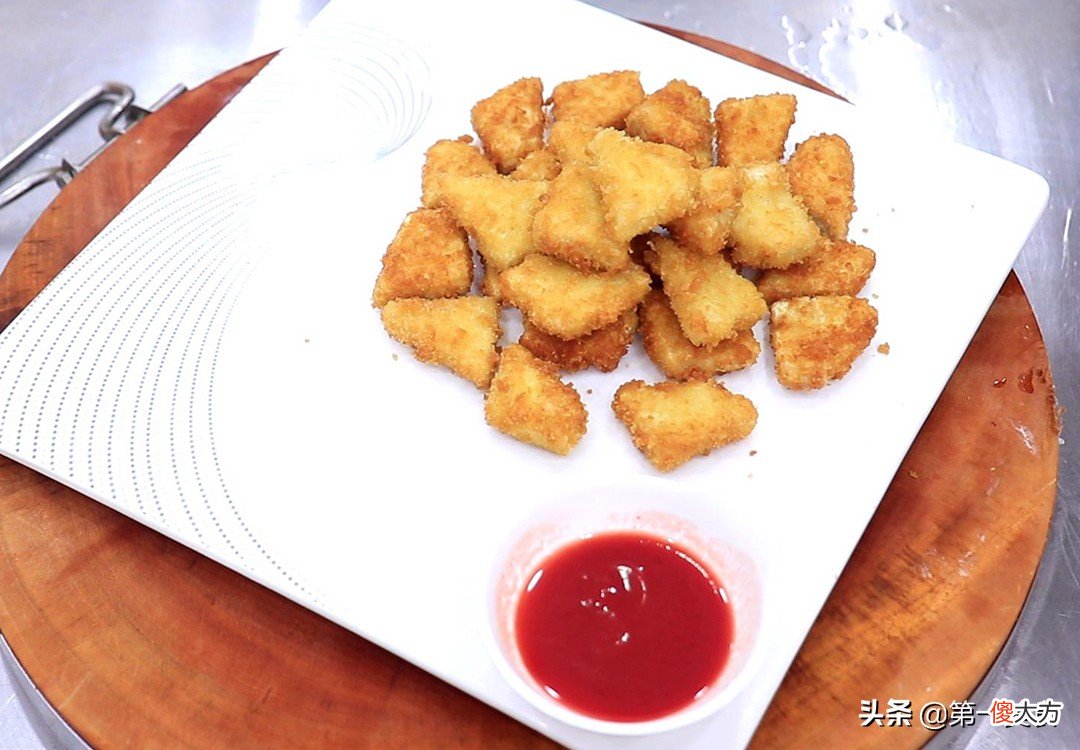 厨师长做的黄金豆腐块，蘸上番茄酱，比鸡肉块还好吃，越吃越过瘾