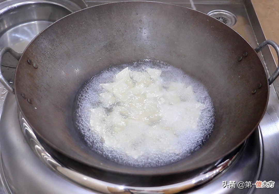 厨师长做的黄金豆腐块，蘸上番茄酱，比鸡肉块还好吃，越吃越过瘾