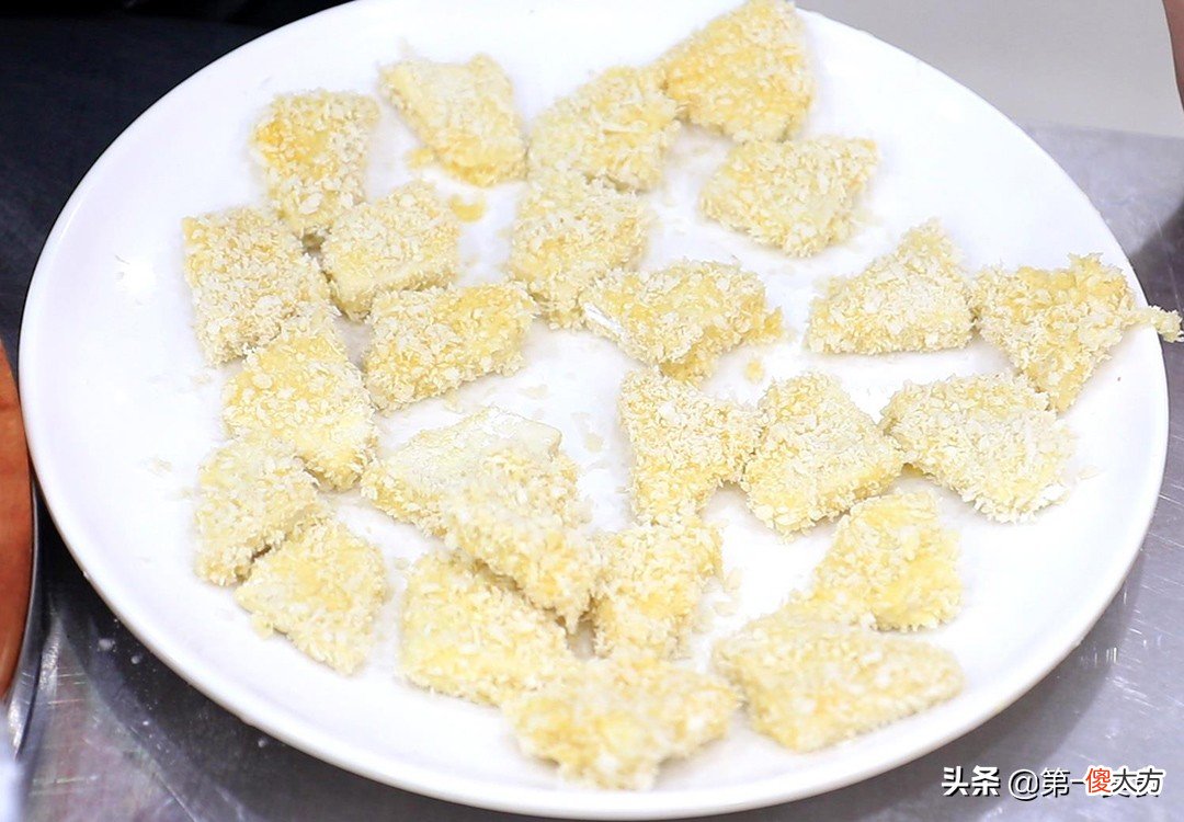 厨师长做的黄金豆腐块，蘸上番茄酱，比鸡肉块还好吃，越吃越过瘾