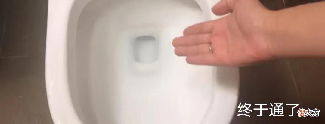 马桶堵了别着急 马桶堵了该