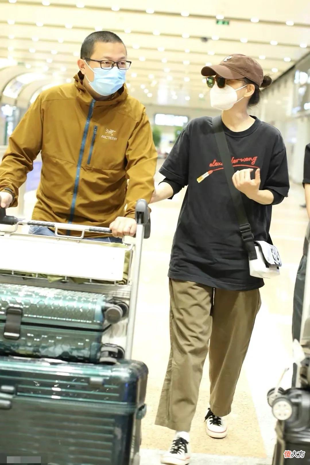 【就爱时尚】梅婷罕与丈夫走机场！穿得比老公还爷们，丈夫强者推行礼老师憨厚