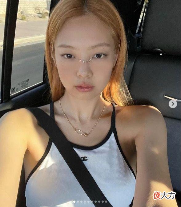【时尚一点】Jennie科契拉音乐节装扮好有创意，山根贴钻亮晶晶