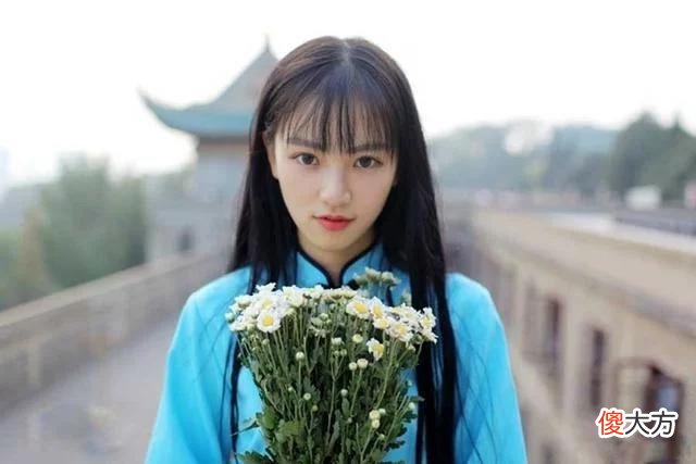 【时尚一点】有一种整容叫“大学生化妆”，妆前妆后判若两人，亲妈：请问你
