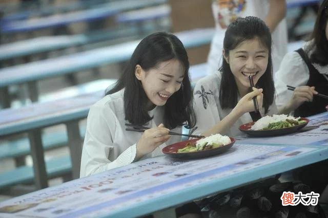 【时尚一点】有一种整容叫“大学生化妆”，妆前妆后判若两人，亲妈：请问你