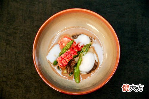 用青葡萄酿的葡萄酒 水墨画半甜葡萄酒