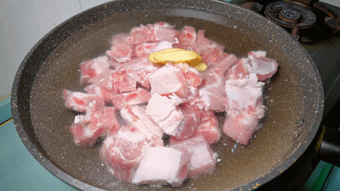 做成人见人爱的土豆炖排骨 排骨炖土豆豆角