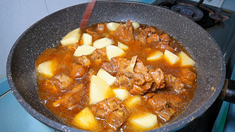 做成人见人爱的土豆炖排骨 排骨炖土豆豆角