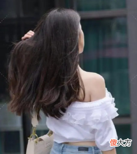 【就爱时尚】白色斜肩上衣＋修身牛仔裤，这样别致的造型是你喜欢的吗？