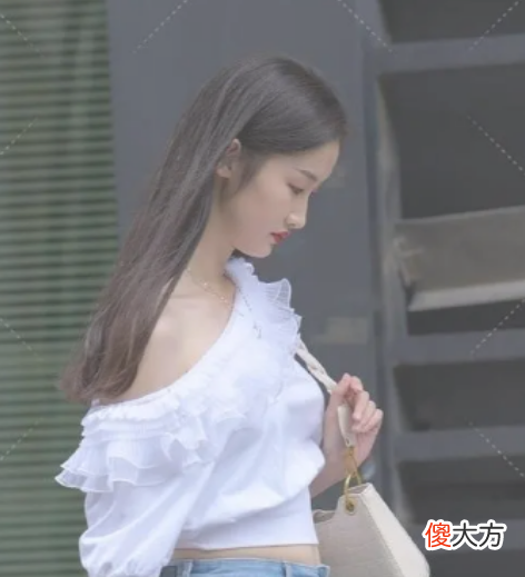 【就爱时尚】白色斜肩上衣＋修身牛仔裤，这样别致的造型是你喜欢的吗？