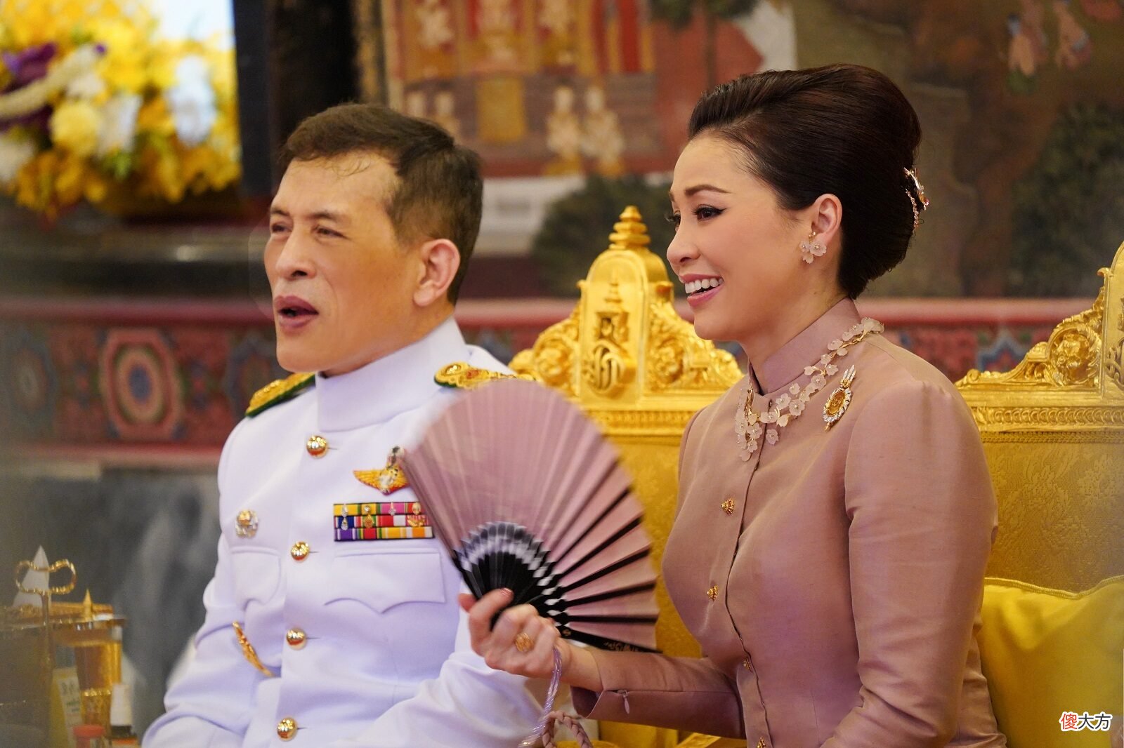【时尚一点】苏提达又风光了！穿紫色泰服戴紫珍珠亮相太美，比西拉米都惊艳了
