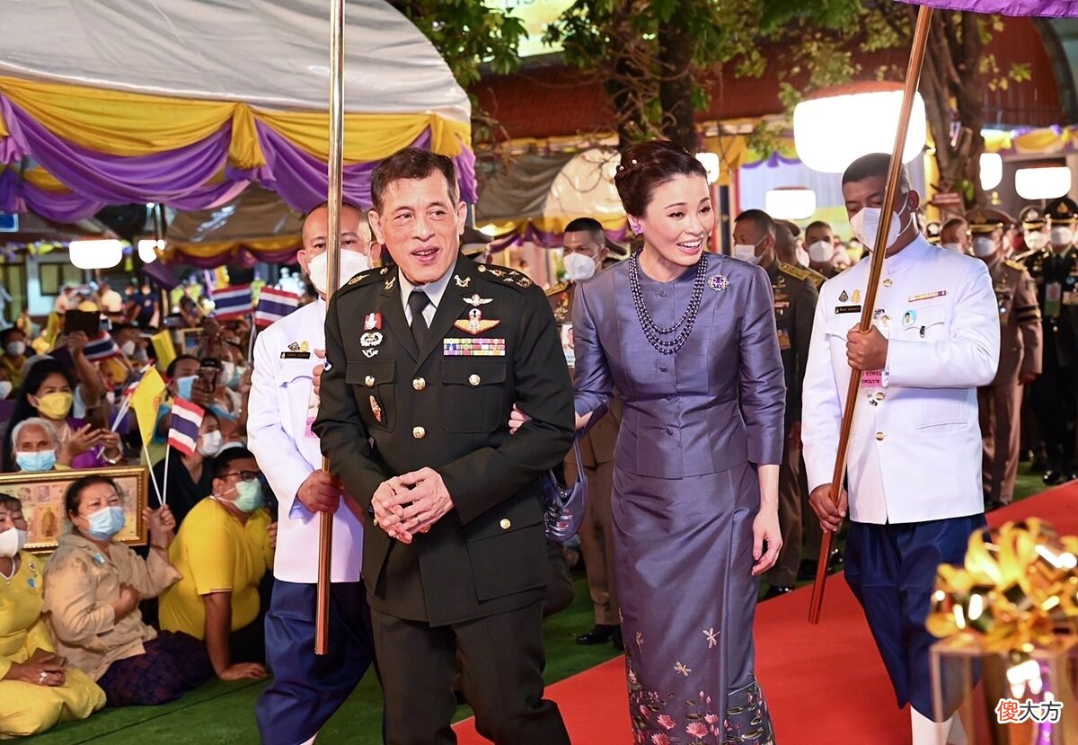 【时尚一点】苏提达又风光了！穿紫色泰服戴紫珍珠亮相太美，比西拉米都惊艳了