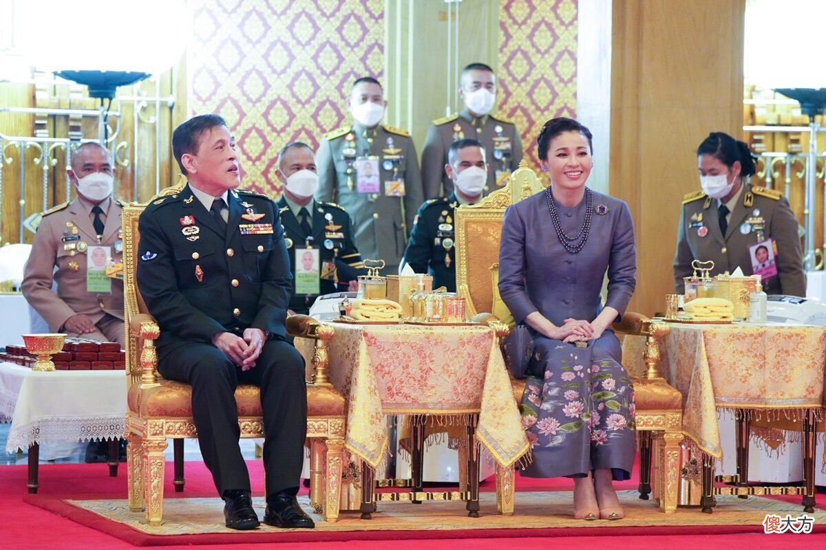 【时尚一点】苏提达又风光了！穿紫色泰服戴紫珍珠亮相太美，比西拉米都惊艳了