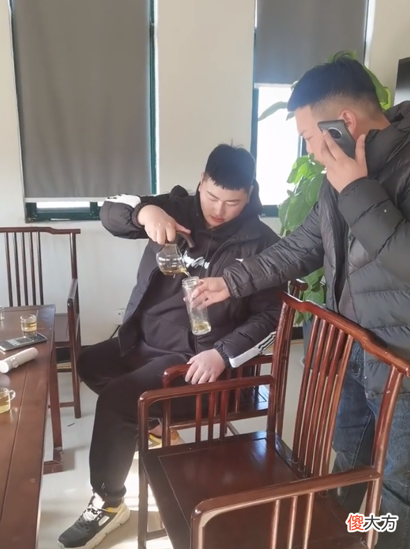 教练全程拿手机拍视频 教练教学员练车视频