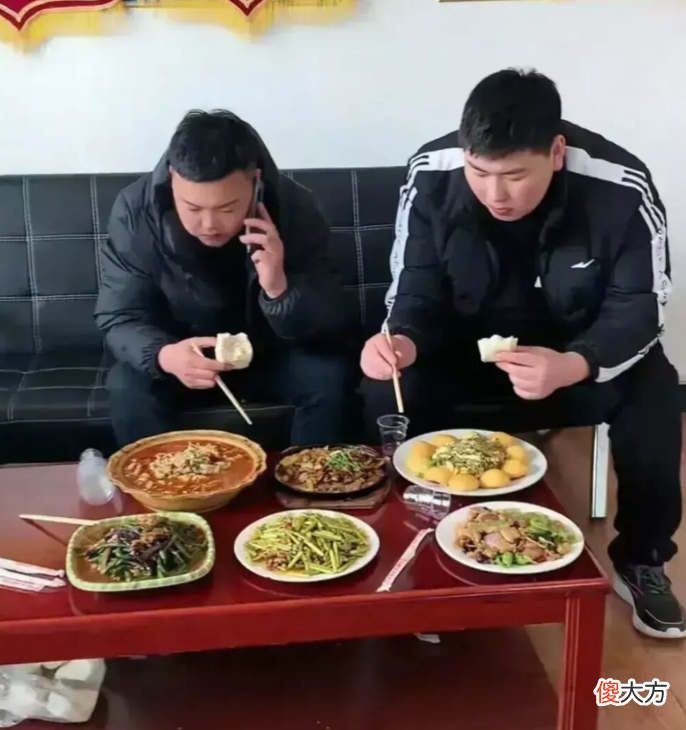 教练全程拿手机拍视频 教练教学员练车视频