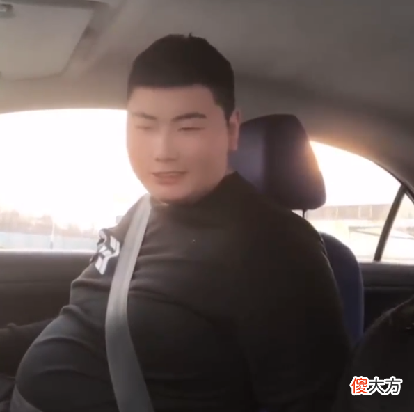 教练全程拿手机拍视频 教练教学员练车视频
