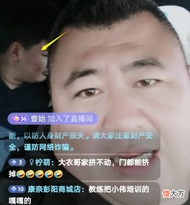 教练全程拿手机拍视频 教练教学员练车视频