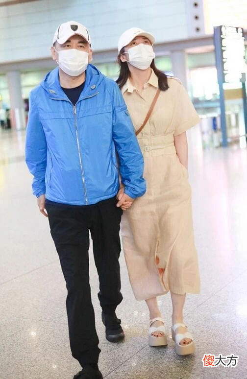 【就爱时尚】蒋勤勤真是太佛系了，穿运动外套配牛仔裤，却意外减龄10岁