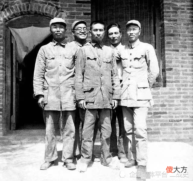 【历史故事】五位将军的合影留念，站在C位的他，没有军衔，却是成就最高的