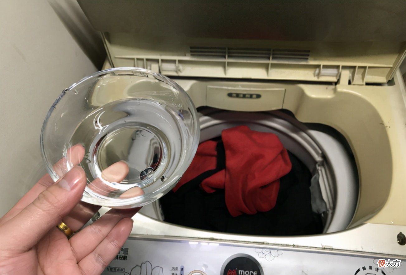 直接倒洗衣液洗衣服 洗衣液倒地上怎么弄干净