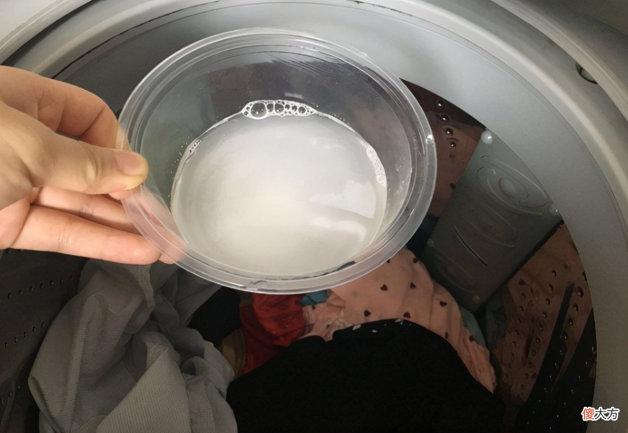 直接倒洗衣液洗衣服 洗衣液倒地上怎么弄干净