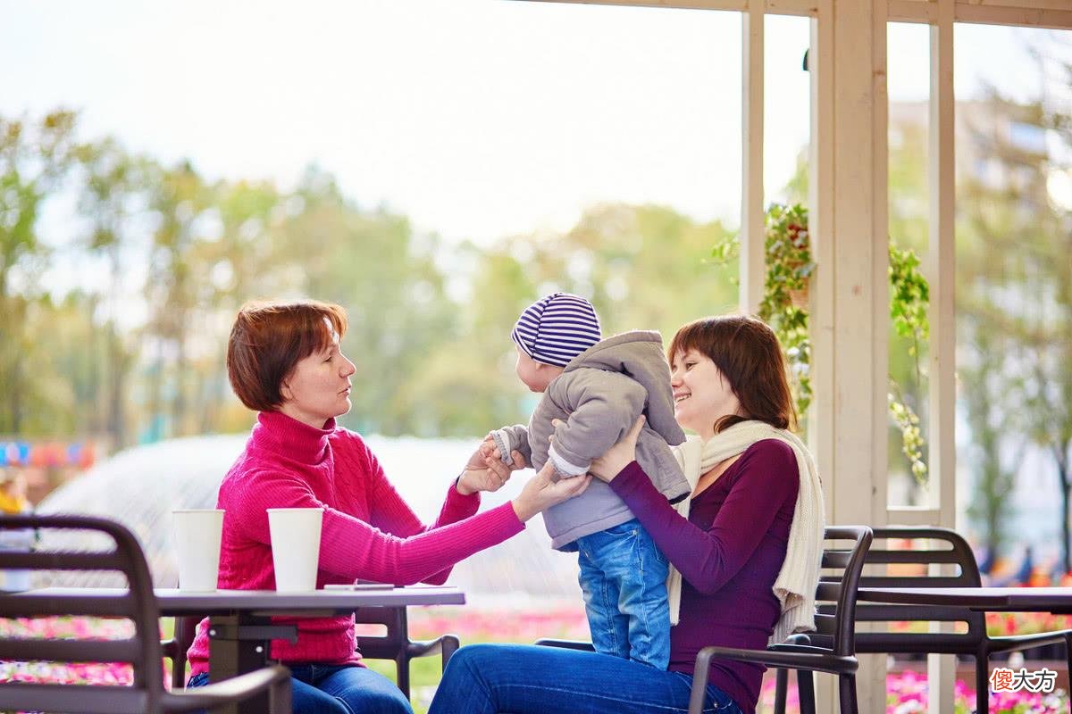 老人应该帮儿子带孩子，还是女儿带孩子？聪明都会这样选择！