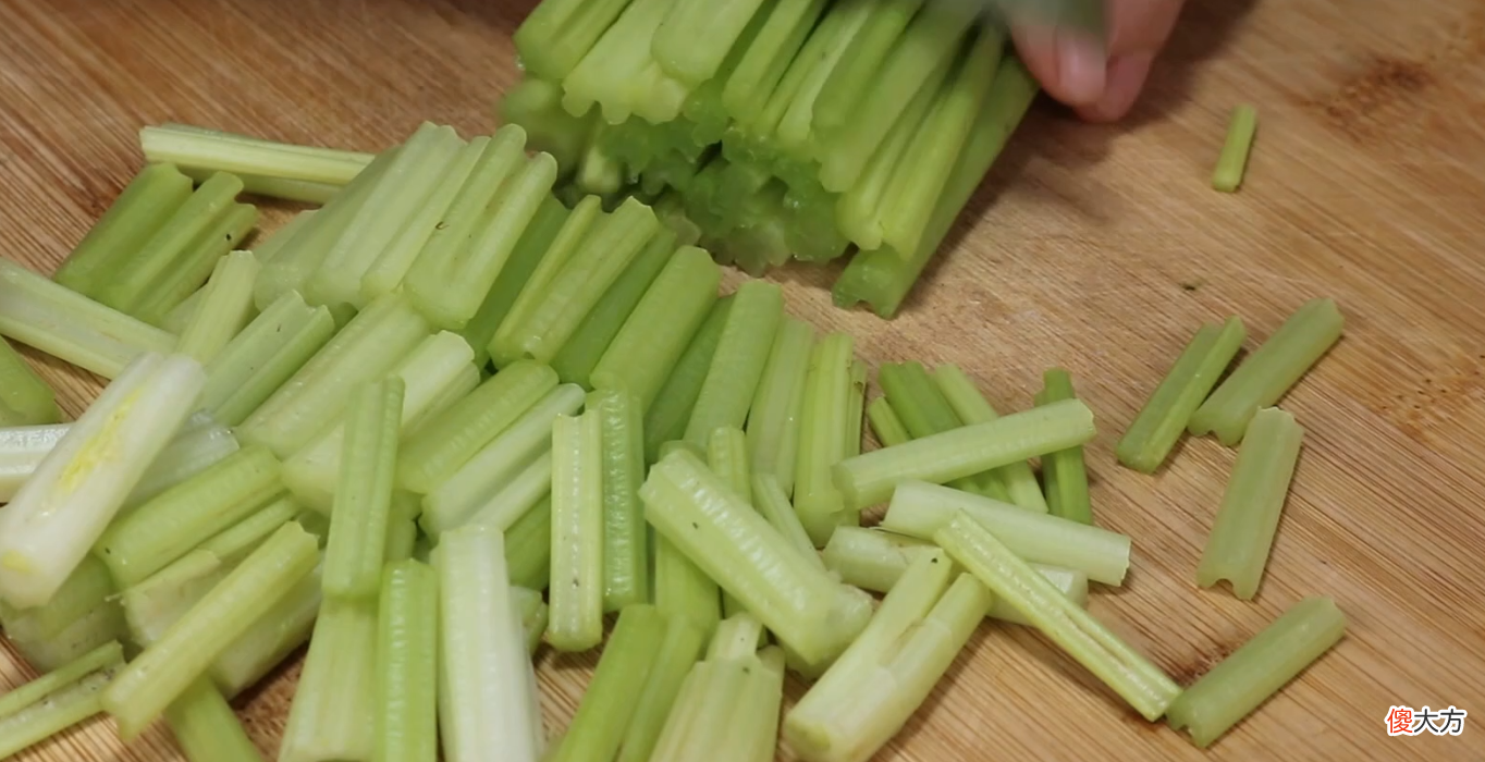 大厨教你芹菜这么做 芹菜该怎么做