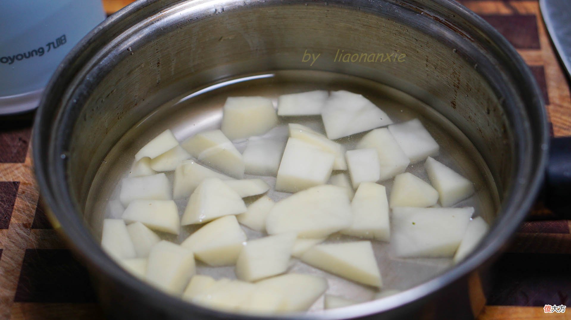 用半个土豆给宝宝做一碗辅食，香浓丝滑百吃不厌，奶酪一定要放
