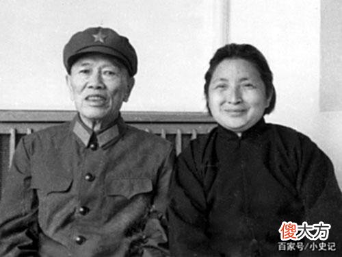 【历史故事】邓华参加干部会议，被安排台下就座，军区司令邀请他到主席台就座