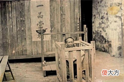 【历史故事】清朝刑场老照片：刽子手瘦弱不堪，犯人面露凶光，像狗一样被牵着！