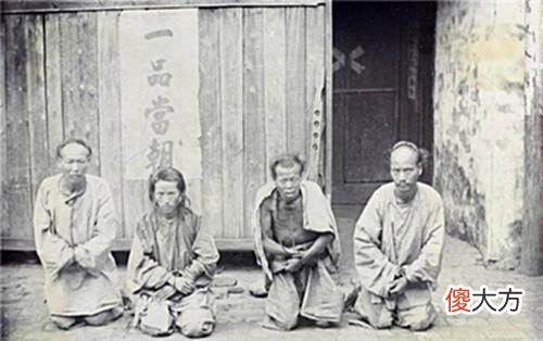 【历史故事】清朝刑场老照片：刽子手瘦弱不堪，犯人面露凶光，像狗一样被牵着！
