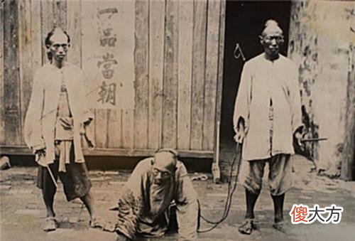 【历史故事】清朝刑场老照片：刽子手瘦弱不堪，犯人面露凶光，像狗一样被牵着！