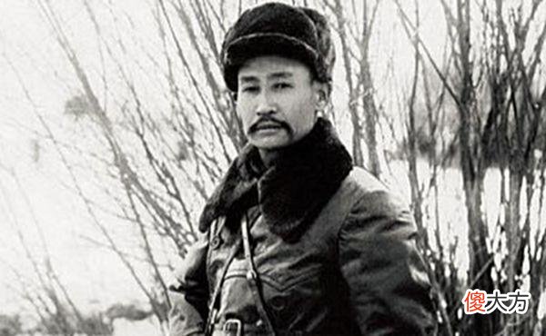 【历史故事】他被俘虏后投靠日本，亲手杀了13名战友，但却是位真正的民族英雄