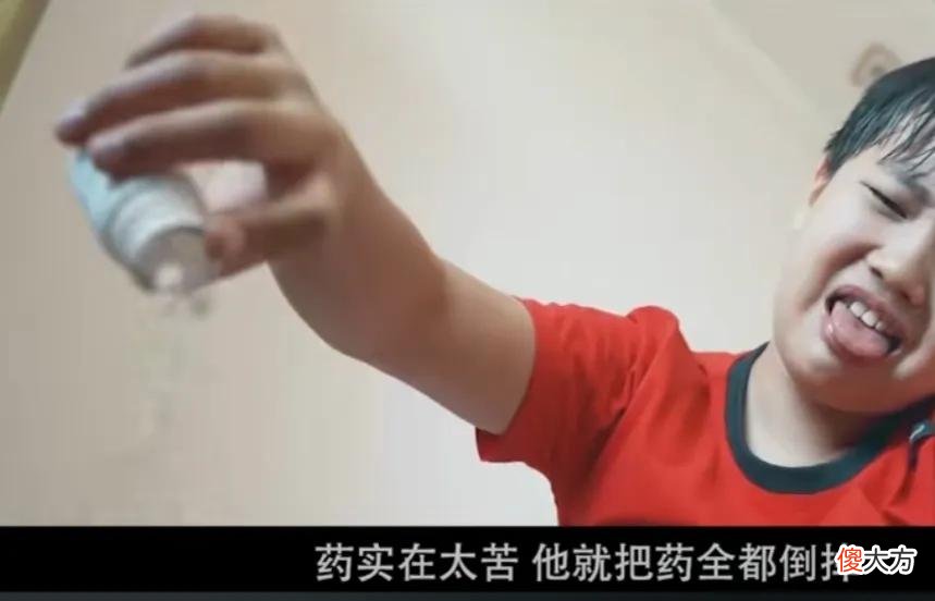 男孩手机充电 手机电池充电