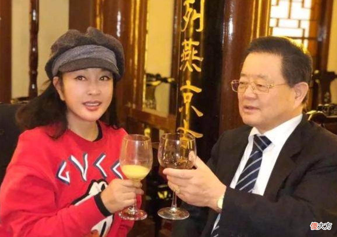 69岁刘晓庆直播卖字