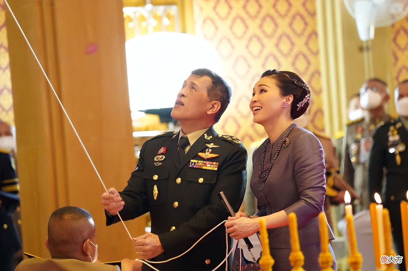 【就爱时尚】苏提达穿泰服，三股紫色项链成亮点，新造型展示曲线身材太完美了
