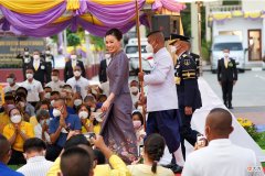 【就爱时尚】苏提达穿泰服，三股紫色项链成亮点，新造型展示曲线身材太完美了