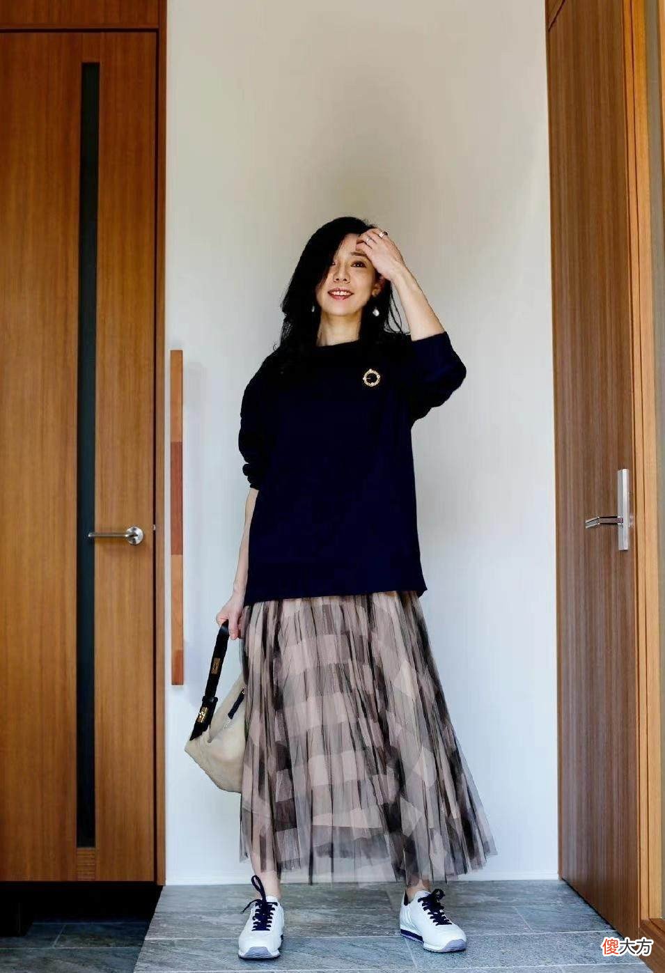 【时尚一点】春天穿衣服还是运动鞋好搭，记住这3点更优雅有韵味