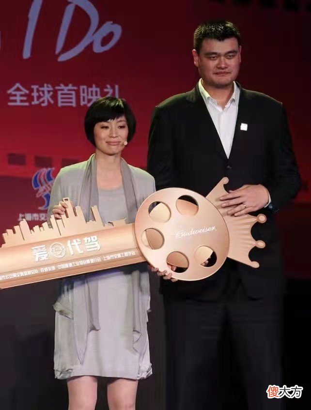 【就爱时尚】姚明夫妇罕见同框，展现最萌身高差，1米9妻子打扮优雅似超模