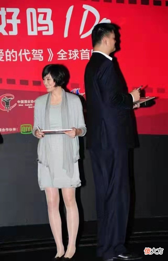 【就爱时尚】姚明夫妇罕见同框，展现最萌身高差，1米9妻子打扮优雅似超模