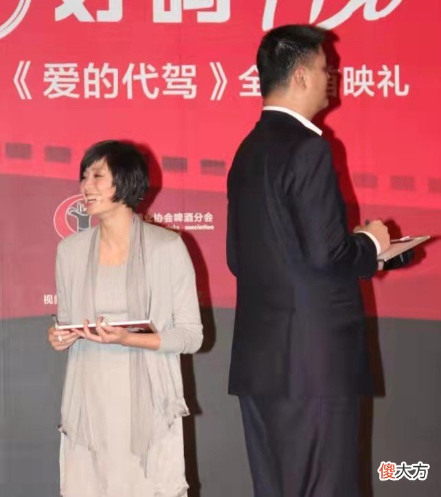 【就爱时尚】姚明夫妇罕见同框，展现最萌身高差，1米9妻子打扮优雅似超模