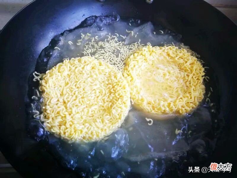 你煮方便面是先放料还是先放面 煮方便面应该先放调料还是先放面