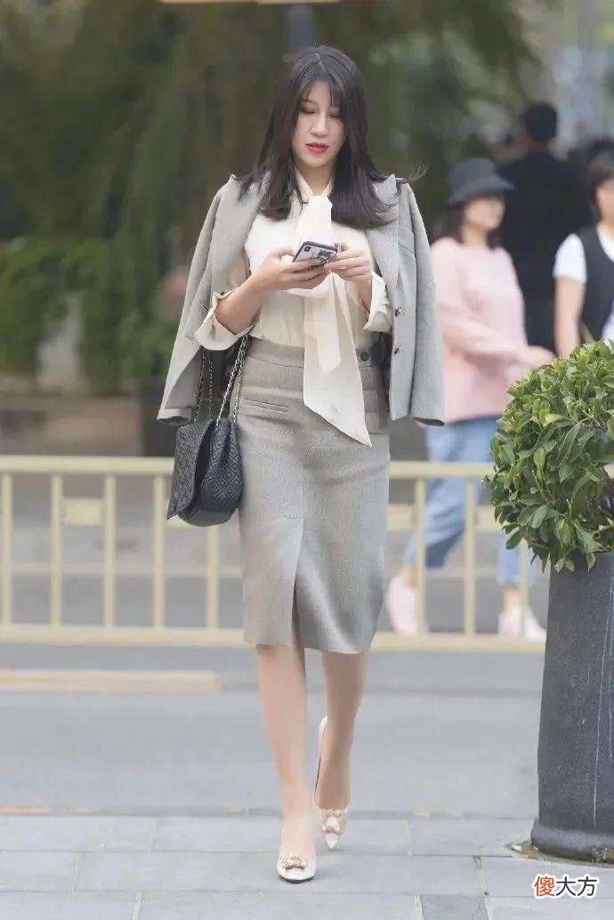 【时尚一点】白衬衫配高跟鞋气质优雅减龄,穿出曼妙身姿,丰满女人味十足!