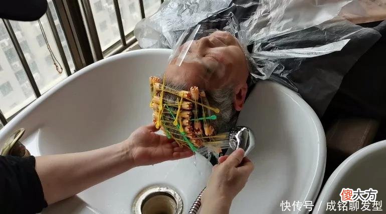 【时尚一点】过了70岁白发太多就别染了，剪好发型烫个卷发，清爽干练又显年轻
