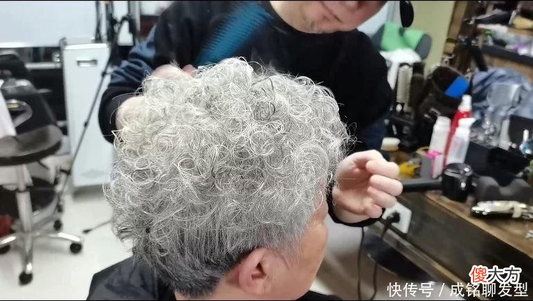 【时尚一点】过了70岁白发太多就别染了，剪好发型烫个卷发，清爽干练又显年轻