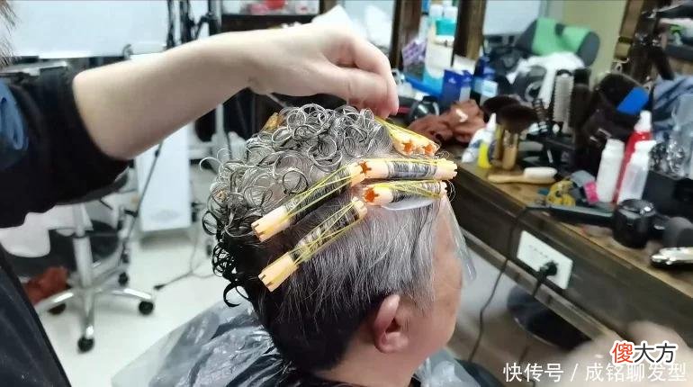 【时尚一点】过了70岁白发太多就别染了，剪好发型烫个卷发，清爽干练又显年轻