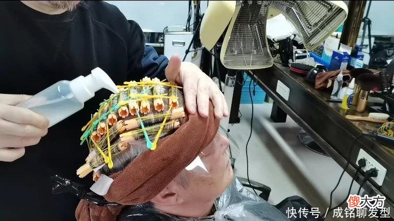 【时尚一点】过了70岁白发太多就别染了，剪好发型烫个卷发，清爽干练又显年轻