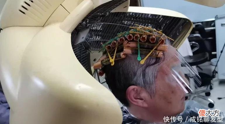 【时尚一点】过了70岁白发太多就别染了，剪好发型烫个卷发，清爽干练又显年轻