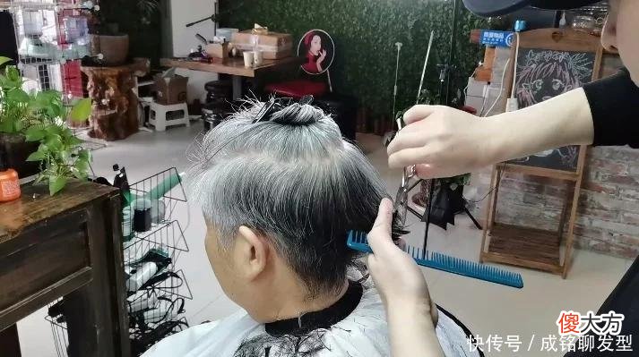 【时尚一点】过了70岁白发太多就别染了，剪好发型烫个卷发，清爽干练又显年轻
