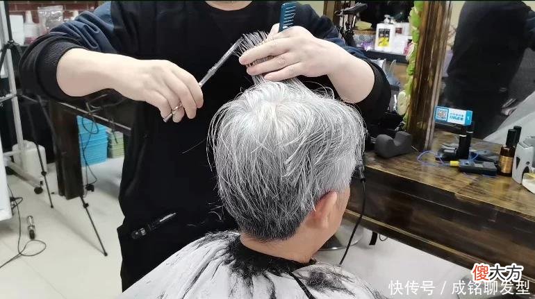 【时尚一点】过了70岁白发太多就别染了，剪好发型烫个卷发，清爽干练又显年轻