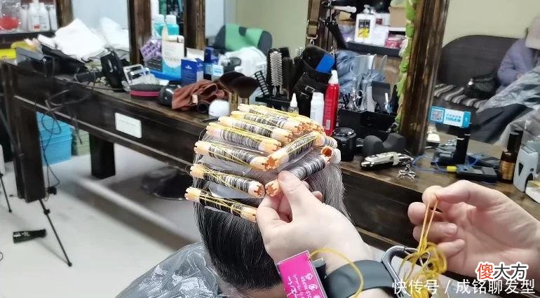 【时尚一点】过了70岁白发太多就别染了，剪好发型烫个卷发，清爽干练又显年轻